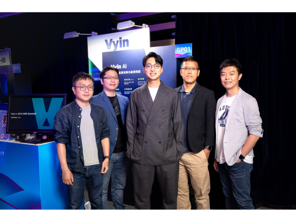 橘子集團策略長暨 AI 創新實驗室負責人 陳冠宇(中)與核心團隊成員蘇緯倫(左一)、李兆庭(左二)、黃仕安(右二)、張鈞皓(右一) (1)